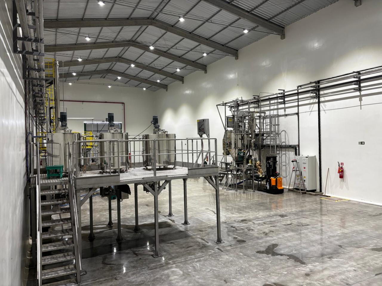 Instalação industrial com equipamentos de processo e infraestrutura elétrica