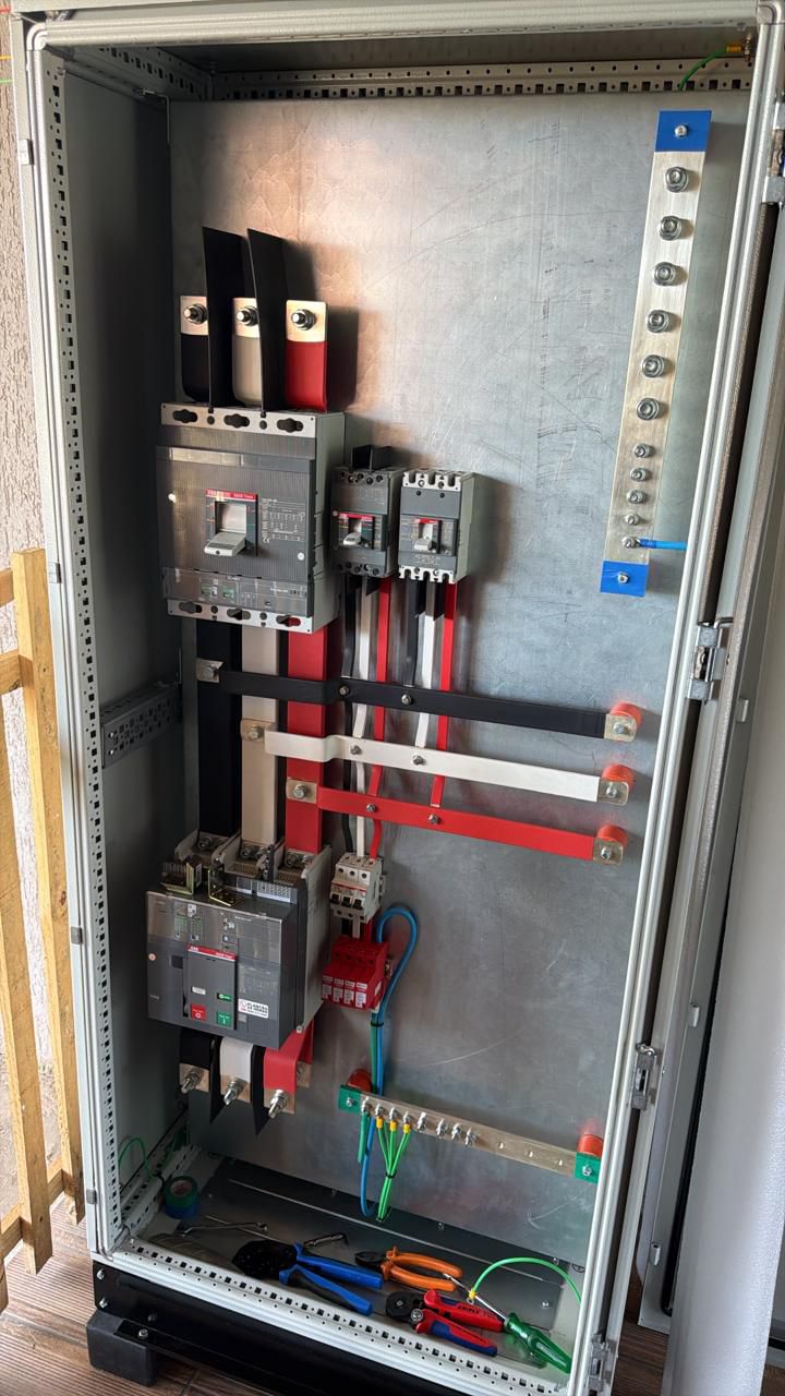 Montagem interna de painel elétrico com barramentos e disjuntores